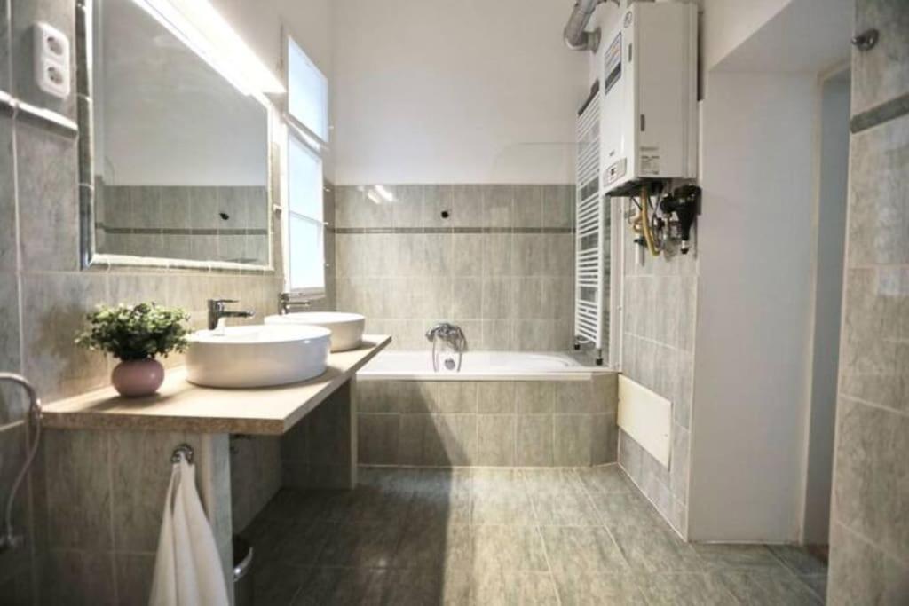 Unwind In Style W Sauna Dsgn 2Br Home Budapest Exterior foto